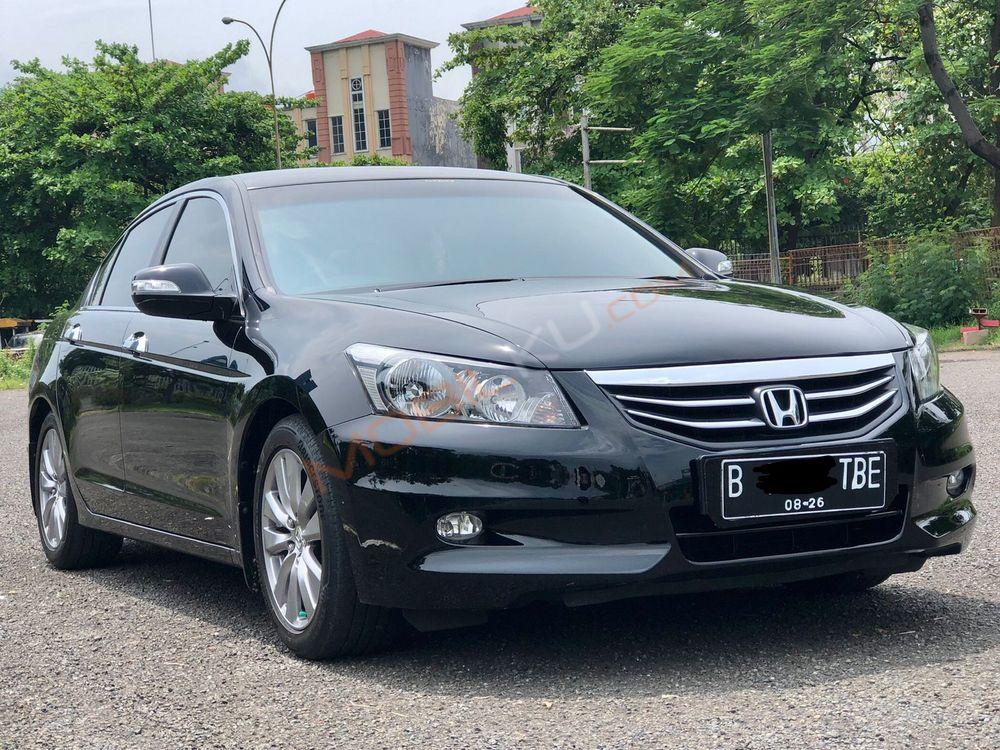 Mobil Honda Accord 2011