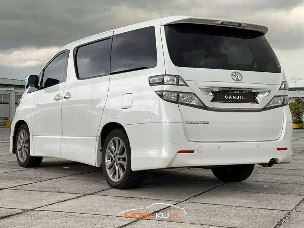 Mobil Toyota Vellfire 2011