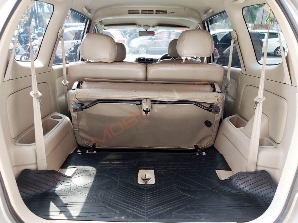 Mobil Toyota Avanza 2011