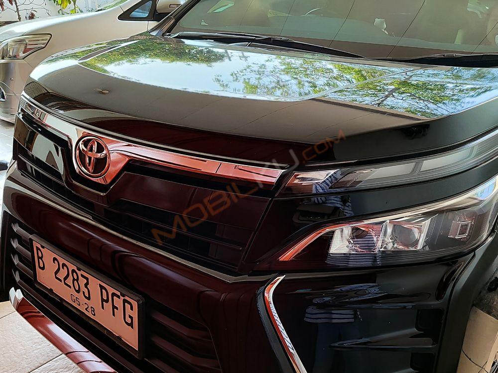 Mobil Toyota Voxy 2018