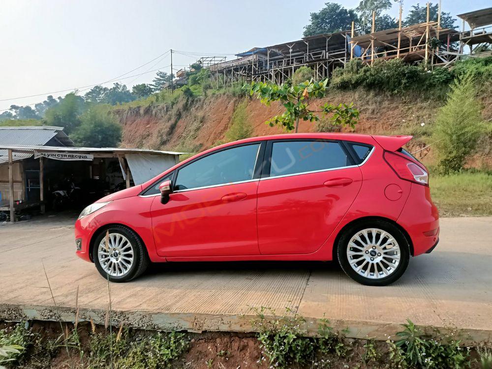 Mobil Ford Fiesta 2014