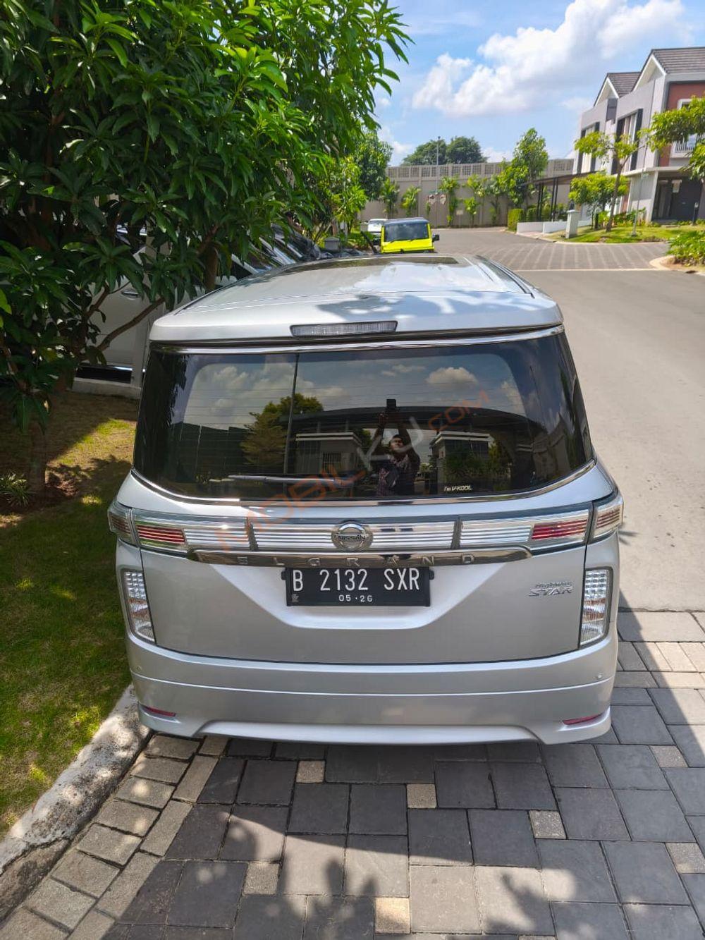 Mobil Nissan Elgrand 2014