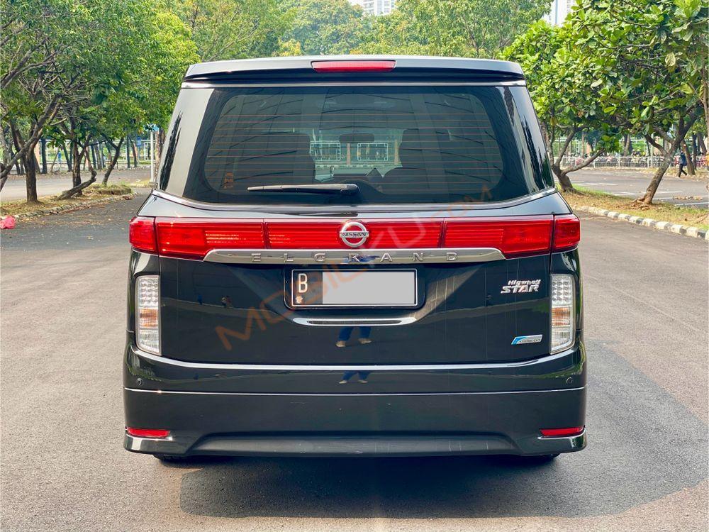 Mobil Nissan Elgrand 2013