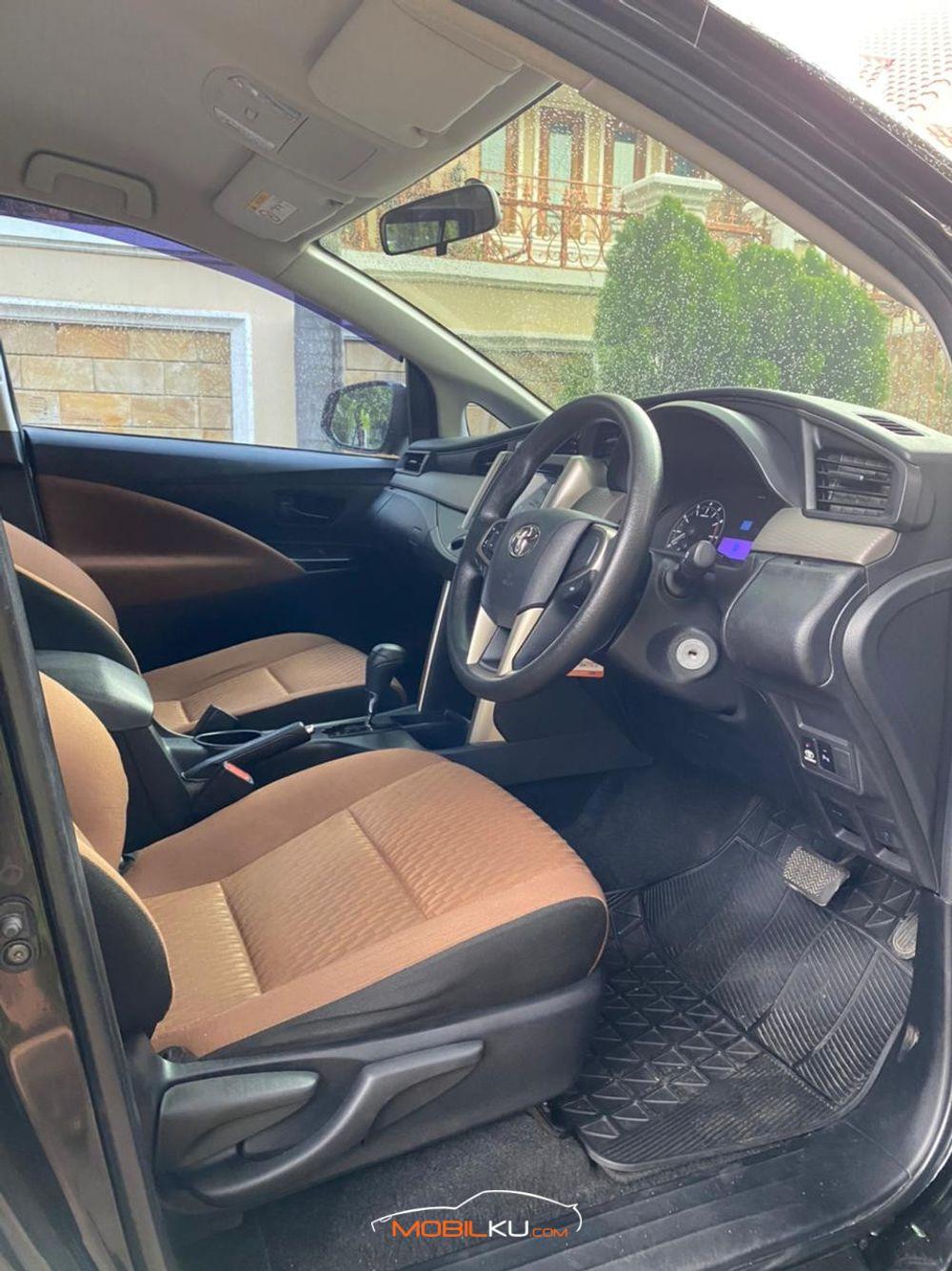 Mobil Toyota Kijang Innova 2016