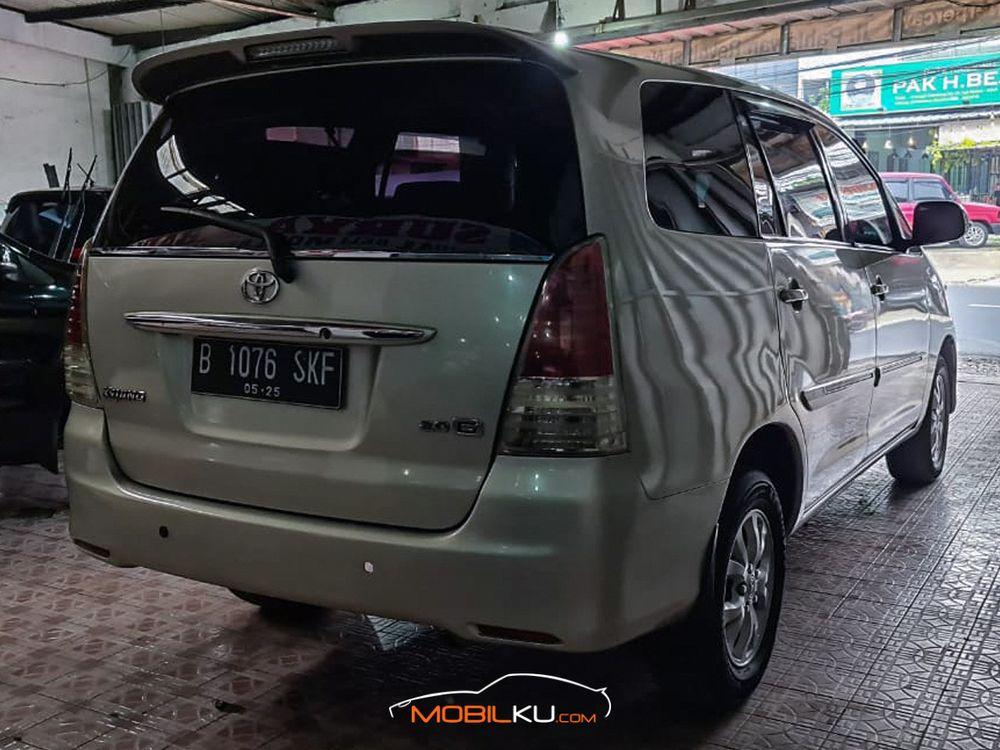 Mobil Toyota Kijang Innova 2010