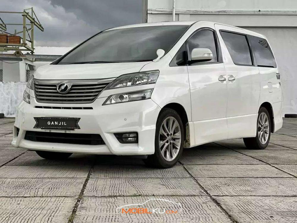 Mobil Toyota Vellfire 2011