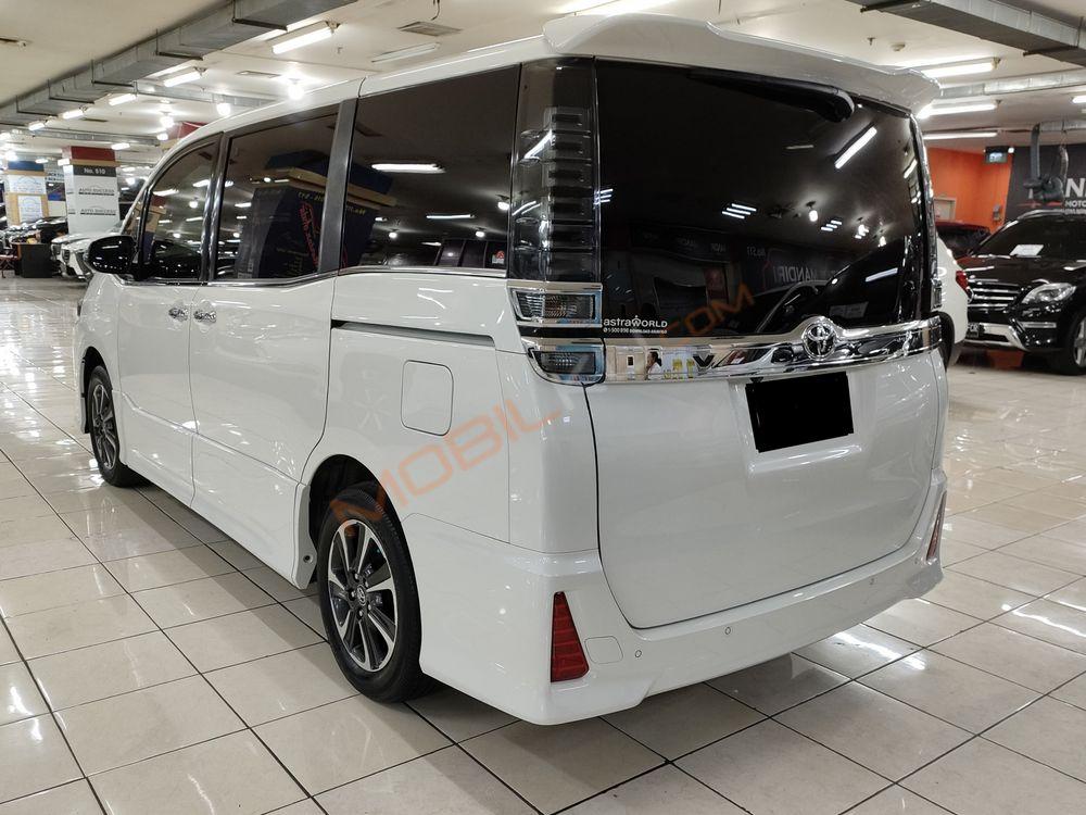 Mobil Toyota Voxy 2018