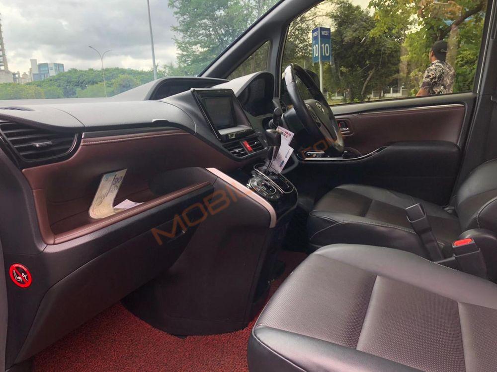 Mobil Toyota Voxy 2018