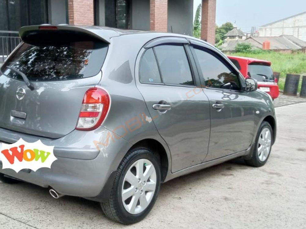 Mobil Nissan March 2012