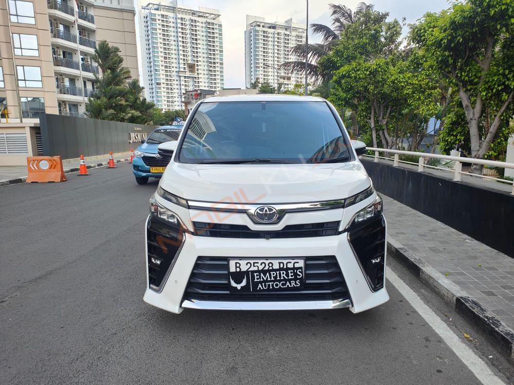 Mobil Toyota Voxy 2018