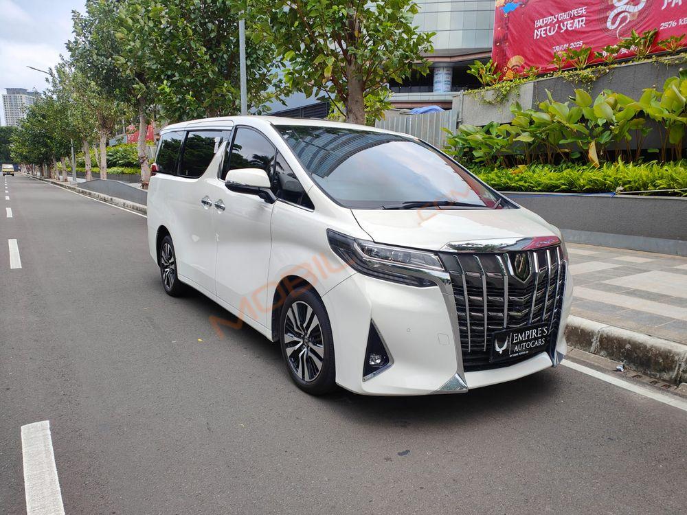 Mobil Toyota Alphard 2011