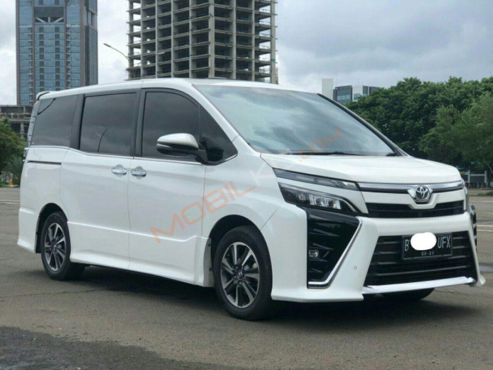 Mobil Toyota Voxy 2018