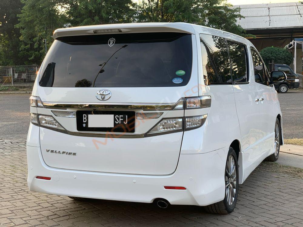 Mobil Toyota Vellfire 2015