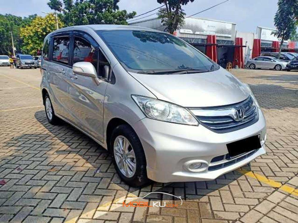 Mobil Honda Freed 2015