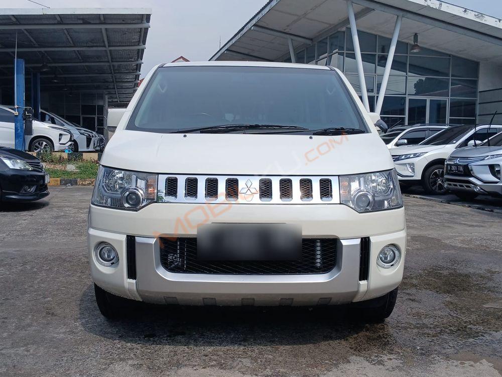 Mobil Mitsubishi Delica 2015
