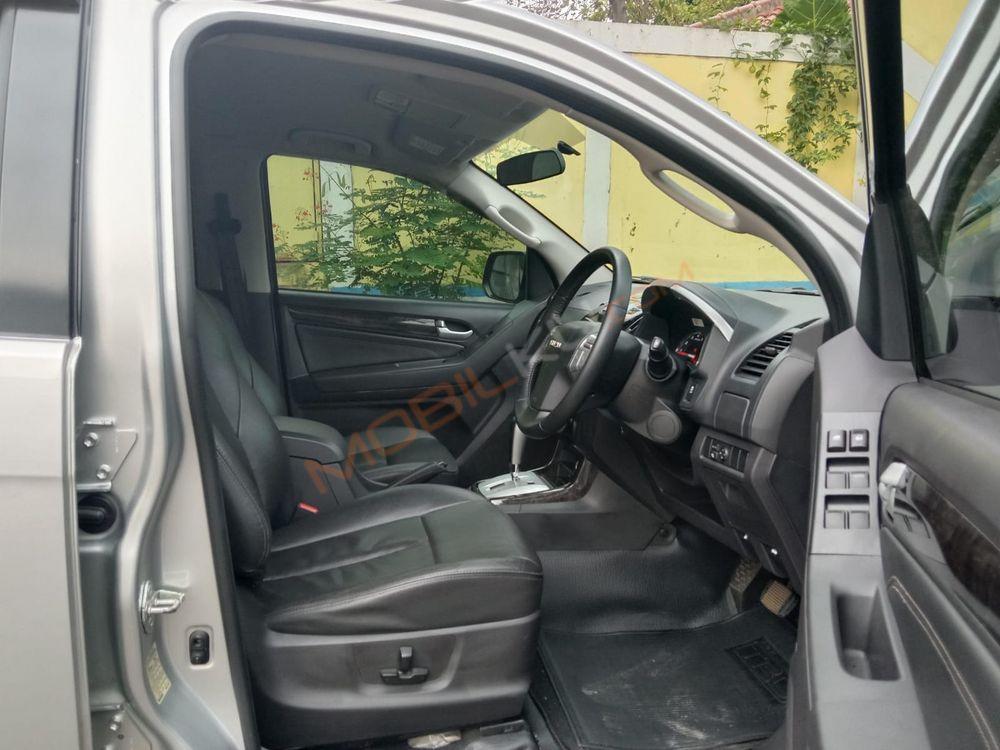 Mobil Isuzu MU-X 2015