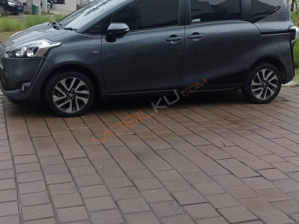 Mobil Toyota Sienta 2018