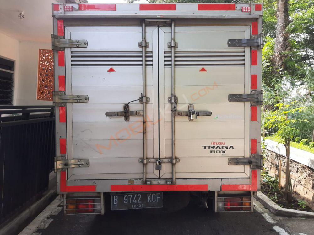 Mobil Isuzu Traga 2018