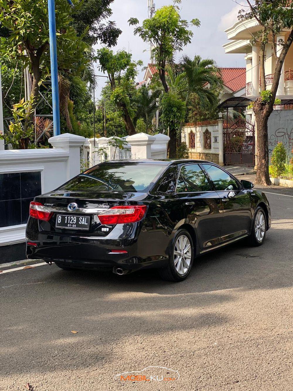 Mobil Toyota Camry 2014