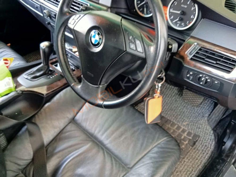 Mobil BMW 5 Series 2004