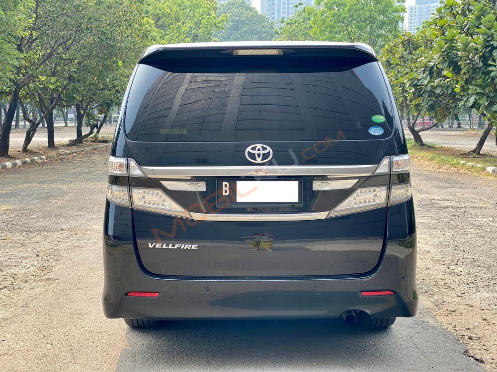 Mobil Toyota Vellfire 2013