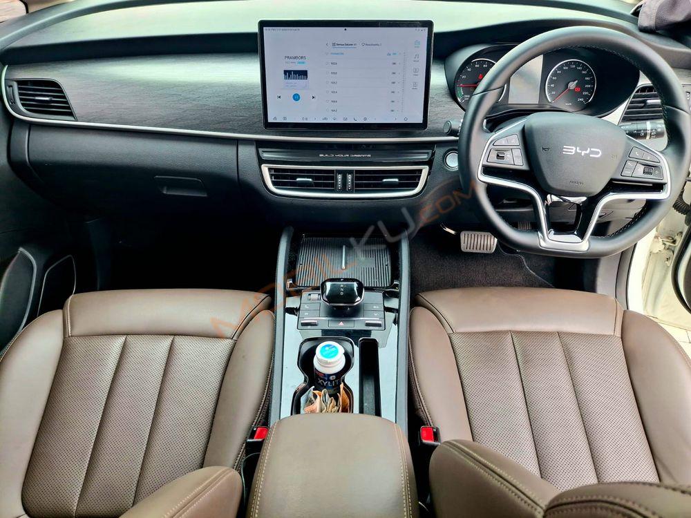 Mobil BYD M6 2025