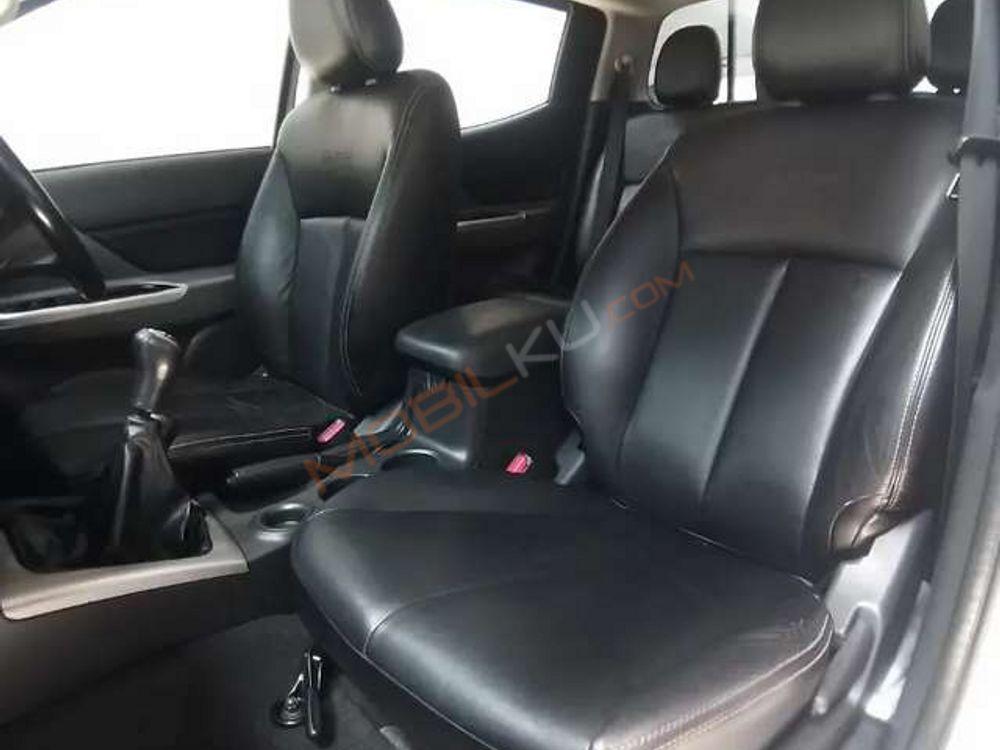 Mobil Mitsubishi Triton 2017