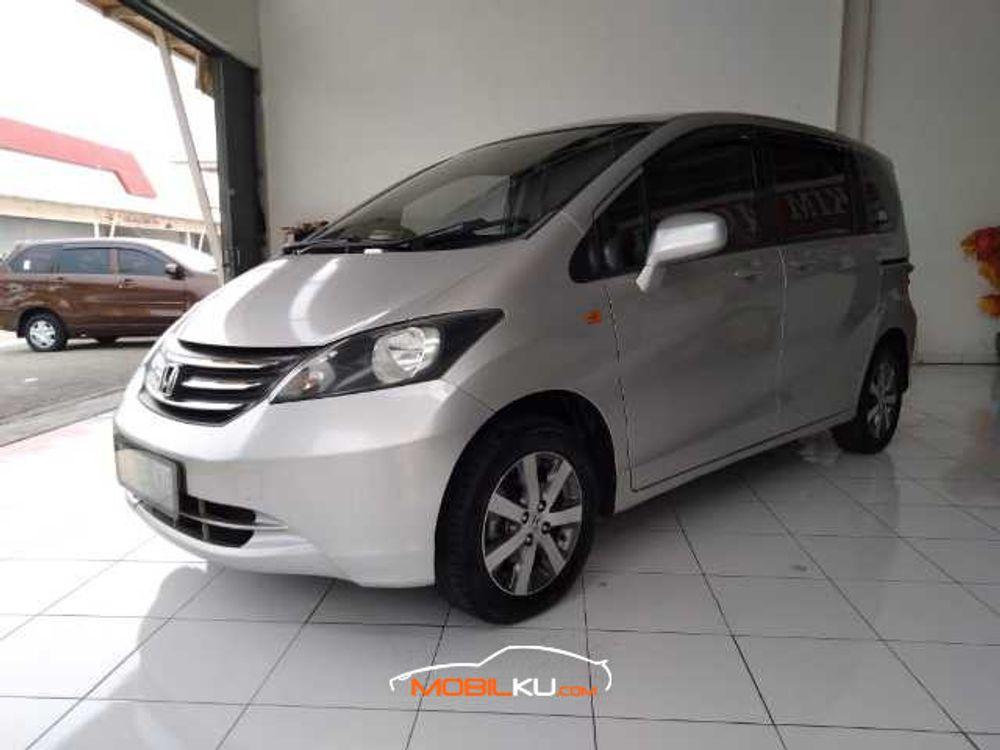 Mobil Honda Freed 2010