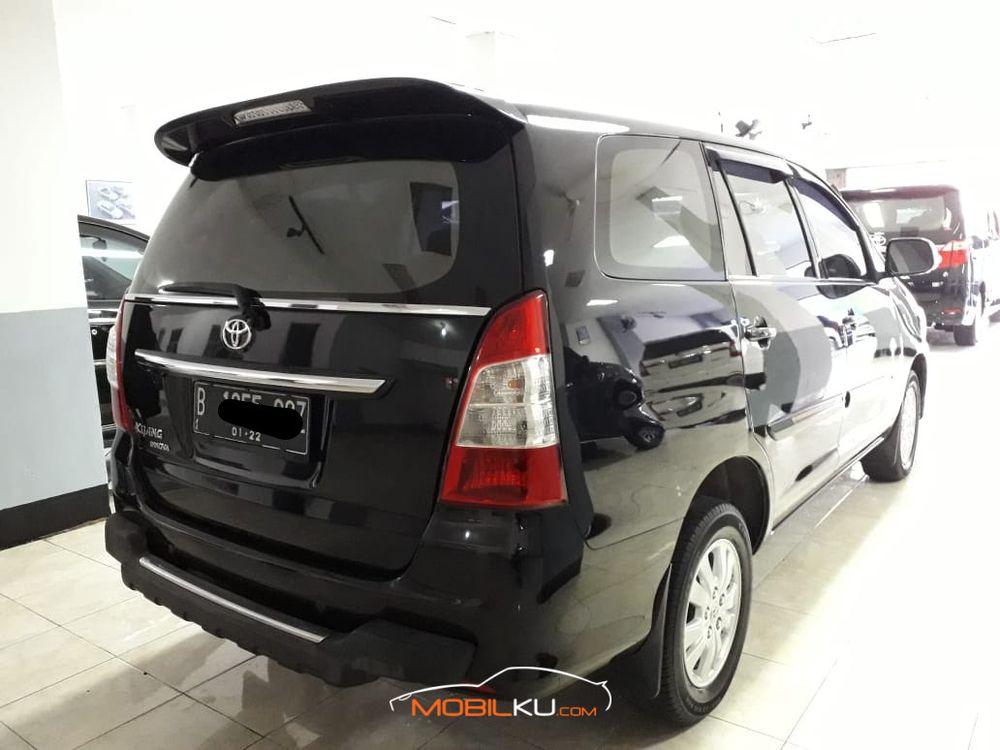 Mobil Toyota Kijang Innova 2012