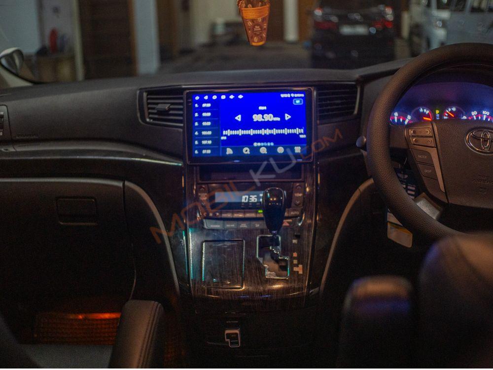 Mobil Toyota Vellfire 2011