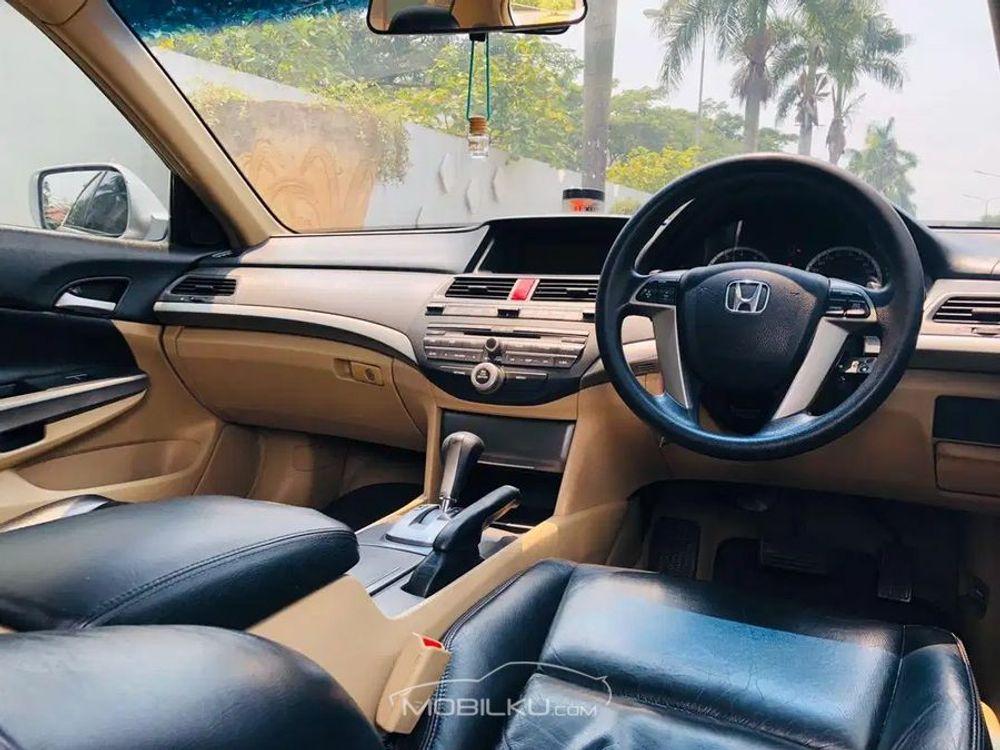 Mobil Honda Accord 2008
