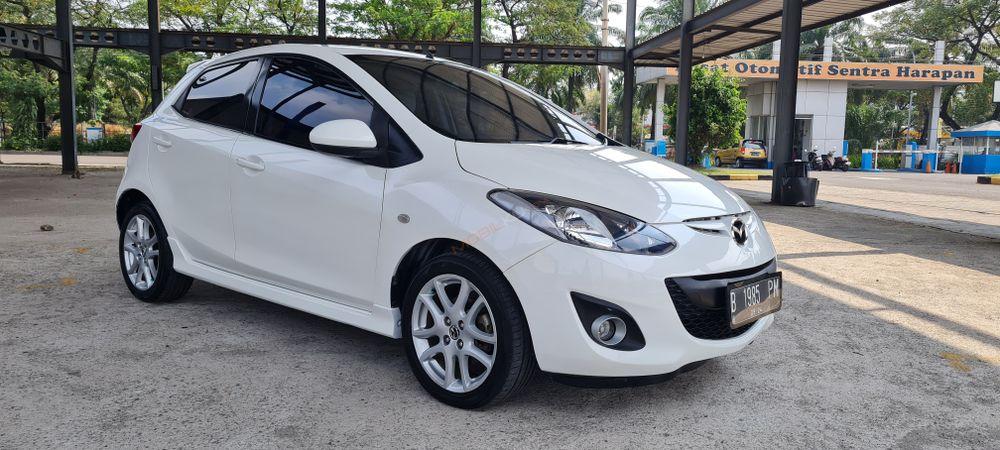 Mobil Mazda 2 Hatchback 2013