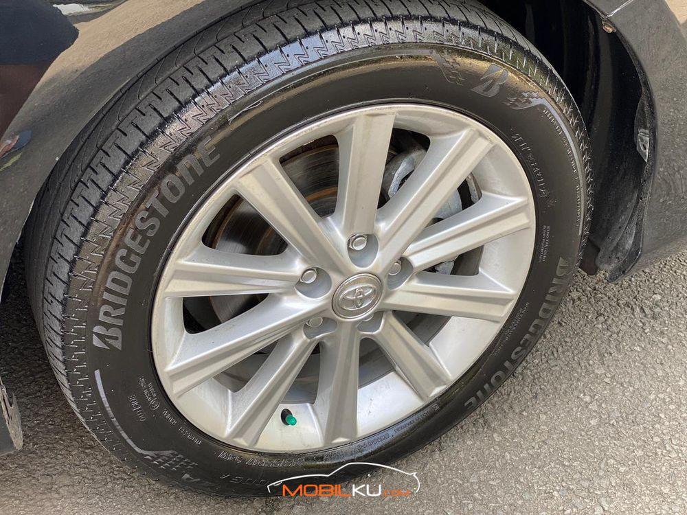 Mobil Toyota Camry 2014