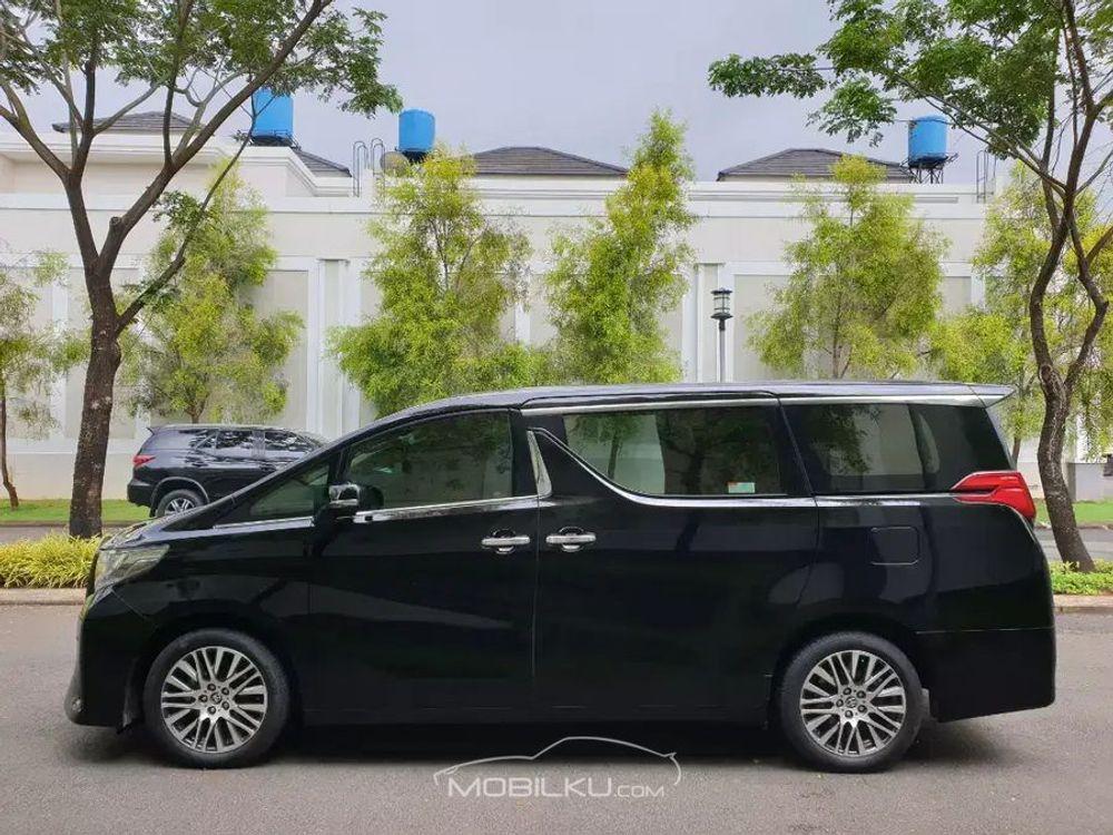 Mobil Toyota Alphard 2016