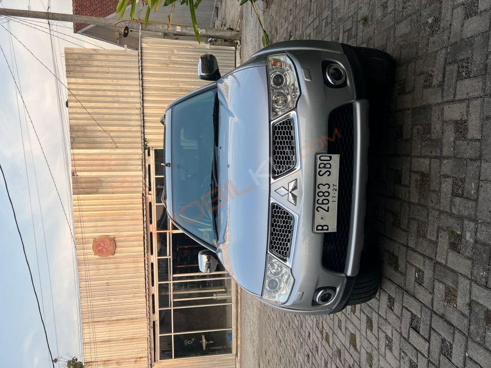 Mobil Mitsubishi Pajero 2012
