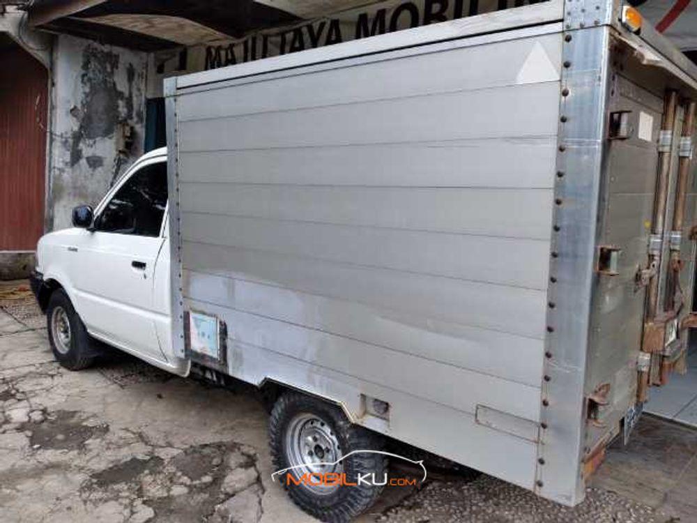 Mobil Toyota Kijang 2005