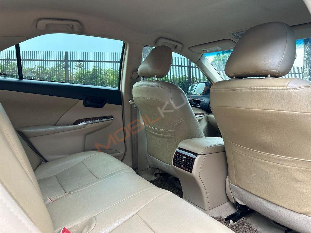 Mobil Toyota Camry 2013