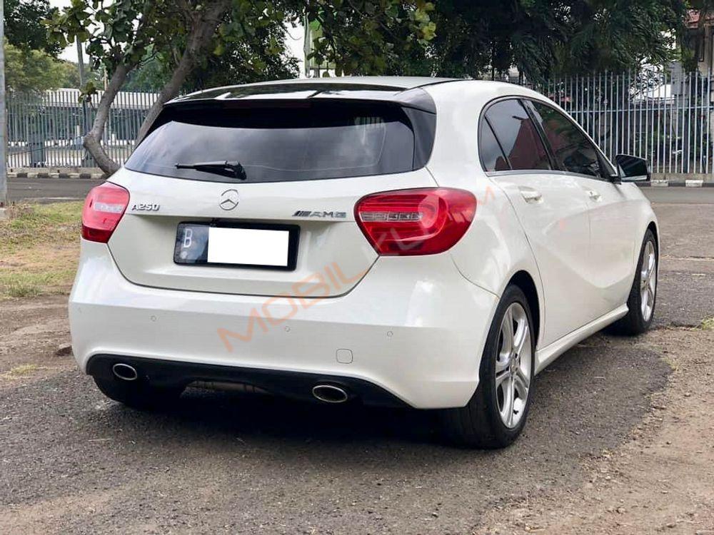 Mobil Mercedes-Benz A-Class 2013