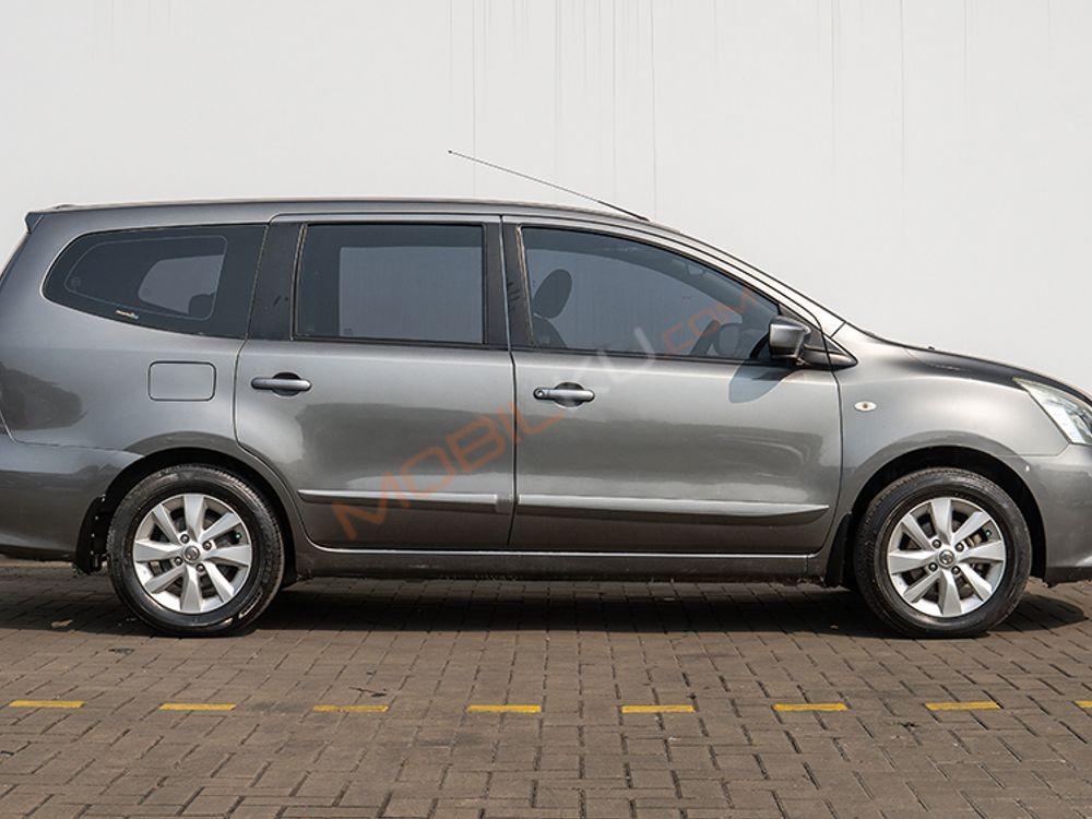 Mobil Nissan Grand Livina 2013