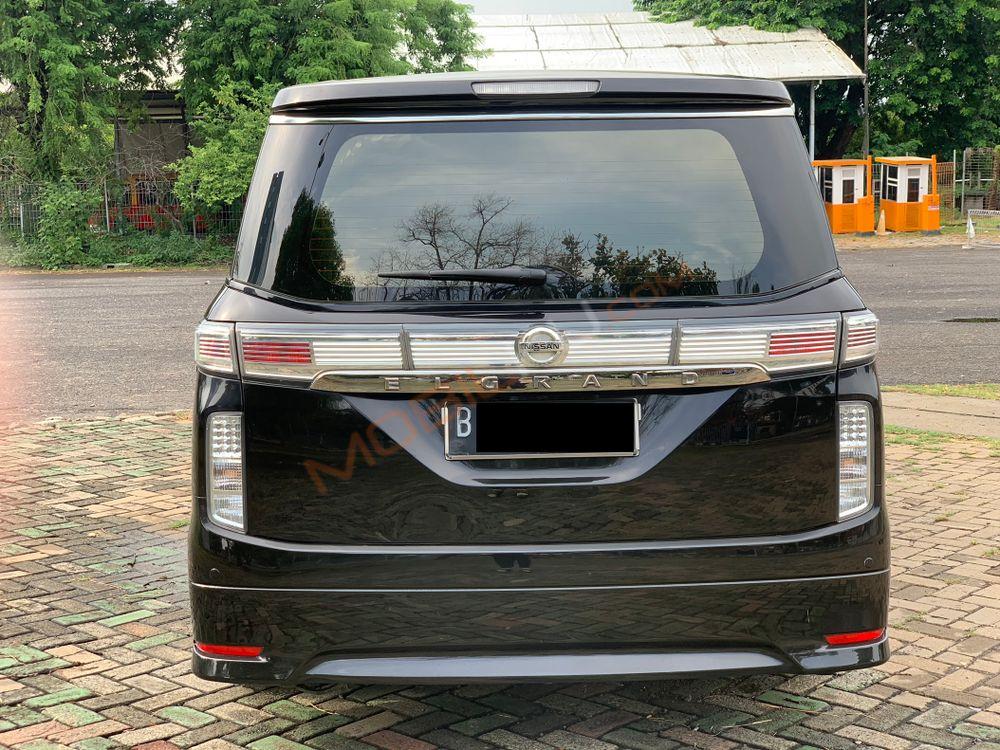 Mobil Nissan Elgrand 2014