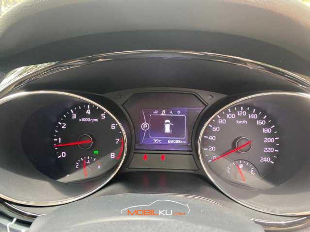 Mobil Kia Sedona 2017