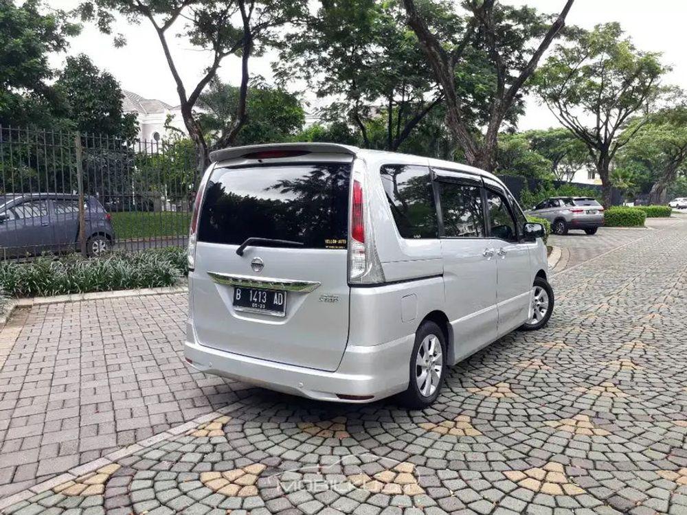 Mobil Nissan Serena 2013