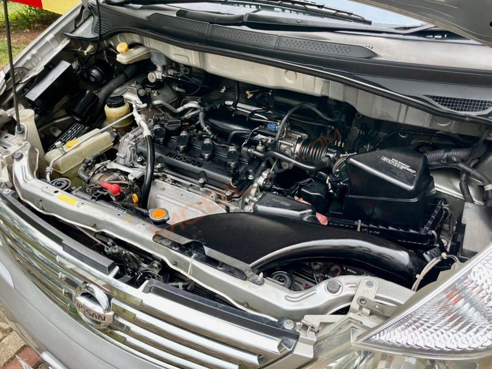 Mobil Nissan Serena 2012