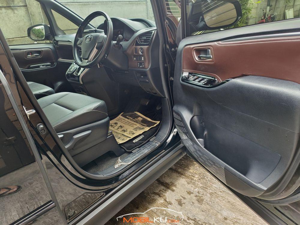 Mobil Toyota Voxy 2018