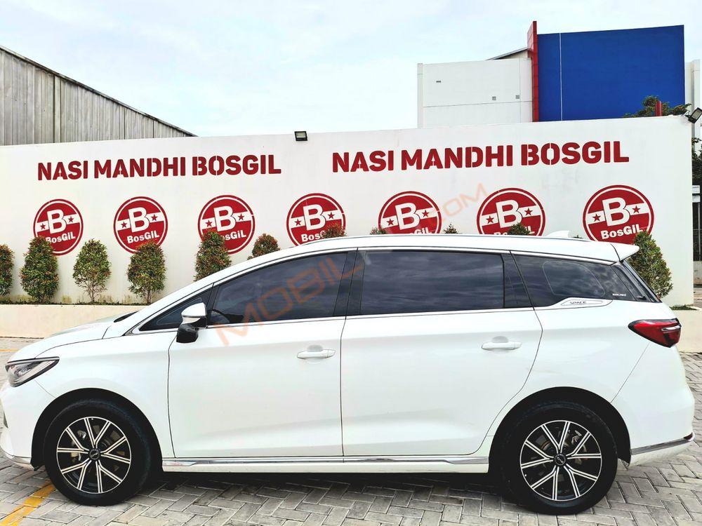 Mobil BYD M6 2025