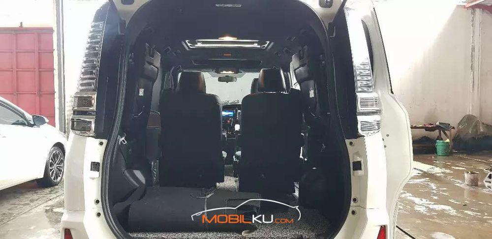 Mobil Toyota Voxy 2018