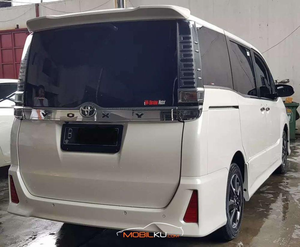 Mobil Toyota Voxy 2018