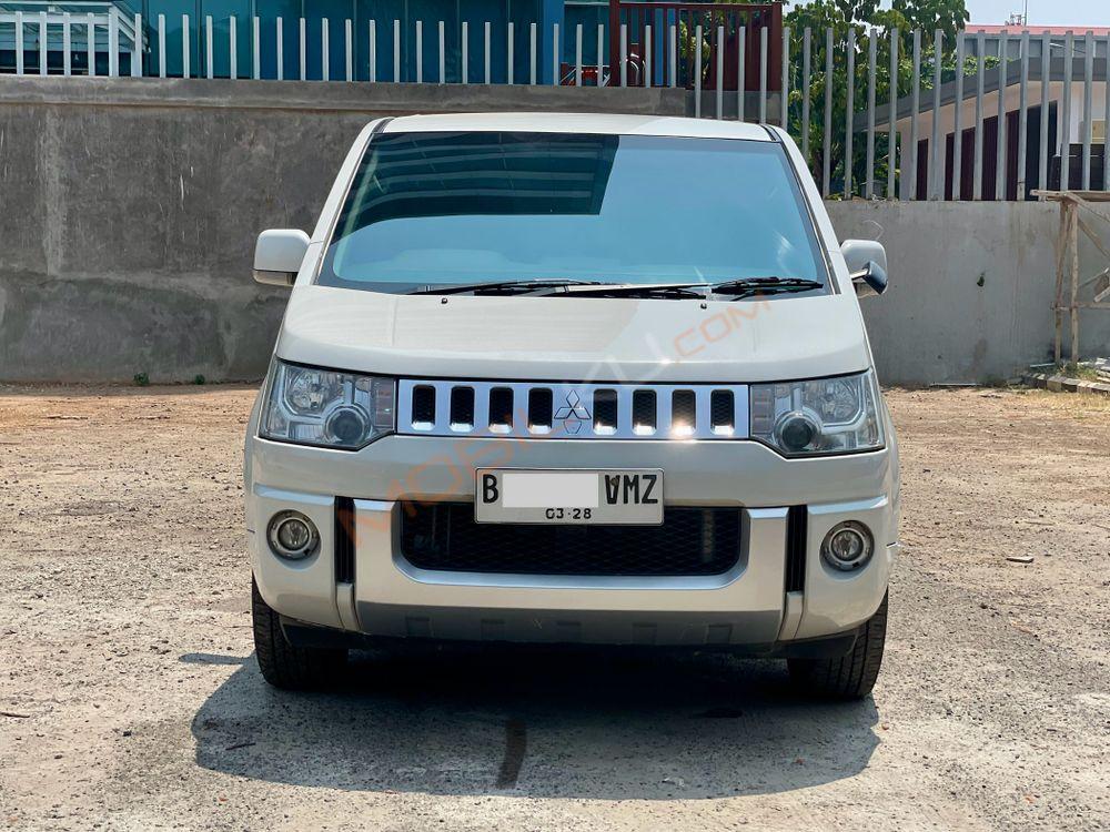 Mobil Mitsubishi Delica 2015
