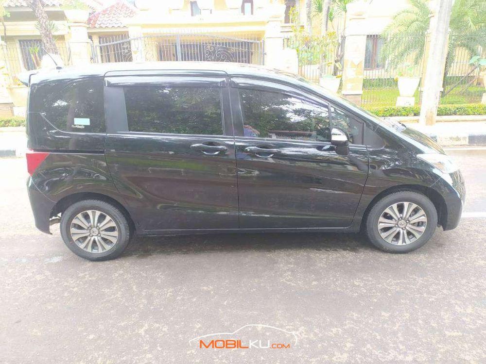 Mobil Honda Freed 2013