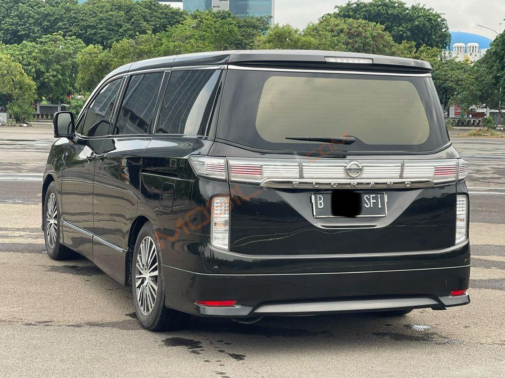 Mobil Nissan Elgrand 2014